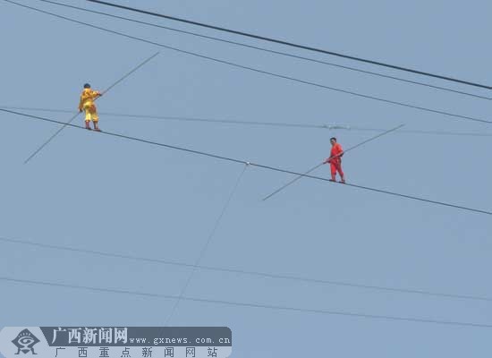 阿迪力与徒弟行走钢丝.广西新闻网记者 陶媛摄