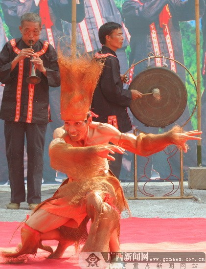 天峨壮族男女欢跳蚂拐舞 大小"蚂拐"耙田打害虫