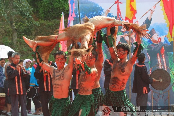 天峨壮族男女欢跳蚂拐舞 大小"蚂拐"耙田打害虫