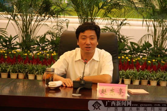 南昌市副市长赵东亮答网络媒体江西行记者问.广西新闻网记者 伍永志摄