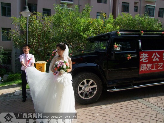 寻找悍马车上的新娘:南宁首现400万加长版悍马婚车