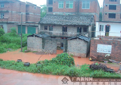 南宁平乐大道修到家门口 一村民家遇雨就被淹(图)