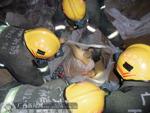 玉林一出租屋坍塌熟睡母女被埋身亡 三人幸免于难