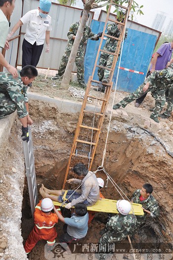 担架救人怎么使用南宁一在挖大坑塌方一名工人被埋 消防手挖泥救人_https://www.jmylbn.com_新闻资讯_第1张