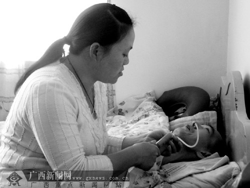 丈夫摔一跤成了植物人 妻子不离不弃精心照料6年