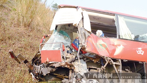 大客车在南北高速钦州大寺路段追尾 造成1死14伤