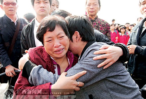 久别重逢,母子俩抱在一起泣不成声.
