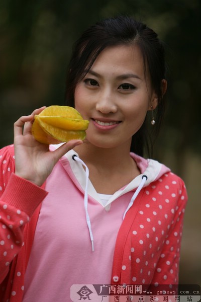 又香又甜,水灵灵的大杨桃让人闻着就开胃.广西新闻网记者 邓昶摄