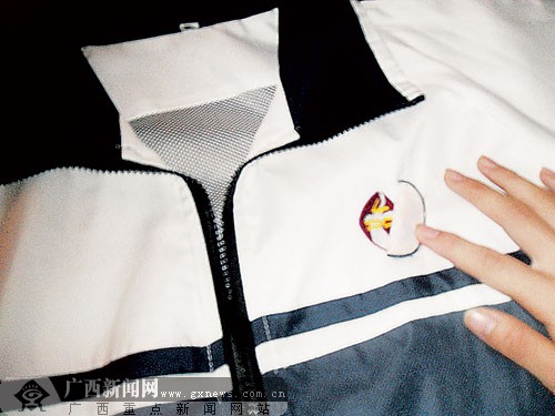 新校服校徽下暗藏别校校徽 厂家称系生产失误(图)