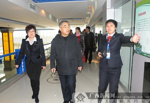 中国工程院院士张伯礼(中)在许淑清(左)陪同下参观考察双钱龟苓膏文化