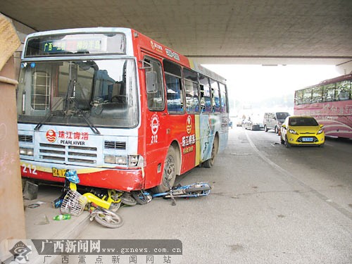 南宁江北大道车祸图片