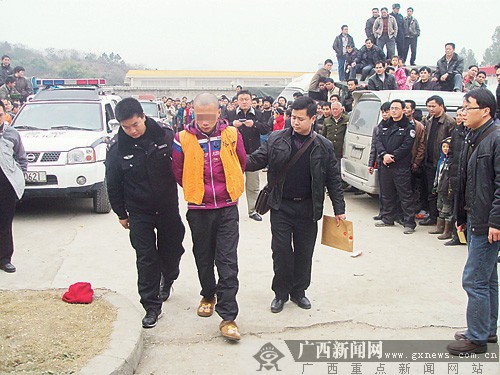 嫌疑人被带到交易市场指认作案现场,人们争相围观,拍手称快.