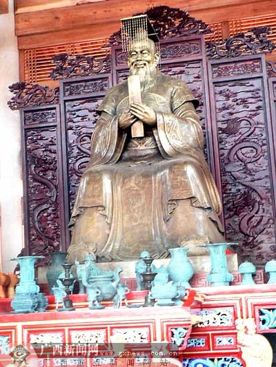 玉颖  文/图 近日,有南宁网友发帖称,新建成的南宁孔庙中,孔子的帝 