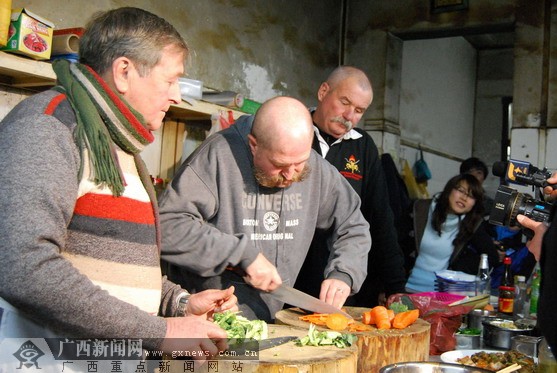 老外吃饺子过中国年 澳洲帅哥做阳朔啤酒鱼