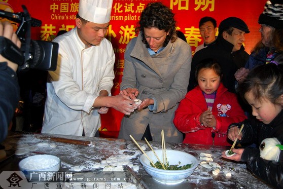 老外吃饺子过中国年 澳洲帅哥做阳朔啤酒鱼