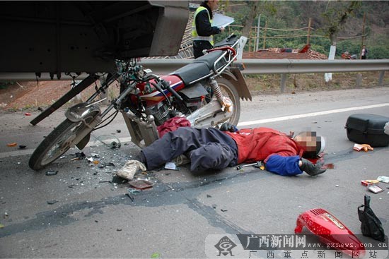 岑溪筋竹路段发生交通事故 摩托车驾驶员当场死亡