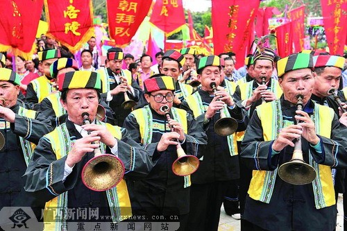 祭祀现场唢呐齐鸣热闹非凡.