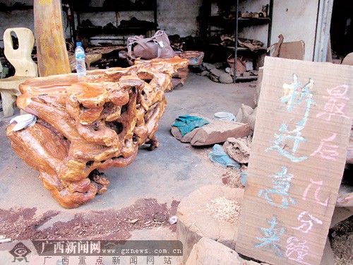 铁路花卉综合市场的根雕艺术品紧急甩卖.记者 唐正芳摄