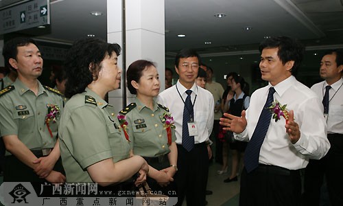 自治区人民医院院长张法灿(右二)向解放军总医院副院长郭明华少将(左