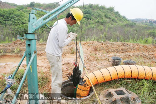 下水管道清淤排污:潜望镜找堵点 大公鸡下井探毒