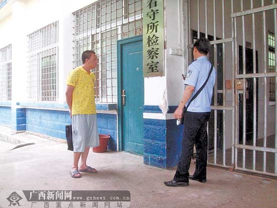 民警将疑犯于某押往看守所.见习记者 蓝锋 摄