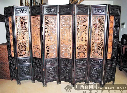 作为古时建筑物内部挡风用的一种家具,屏风又叫屏门或屏障,在古典家具