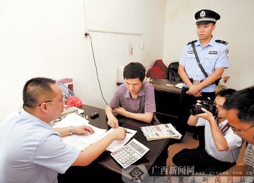 南宁反规避执行夏日风暴:两百多法警上门堵"老赖"