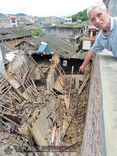 土坯民房倒塌一家三口被埋 近百居民挖开废墟救人