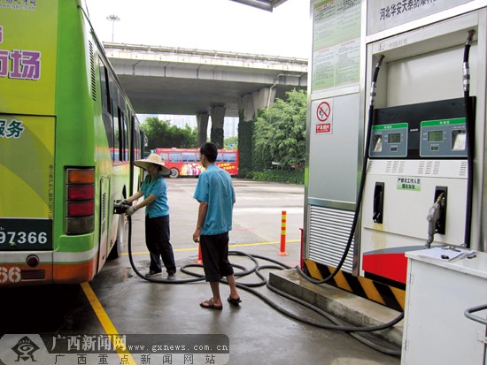公交车正在新式加油站加油.