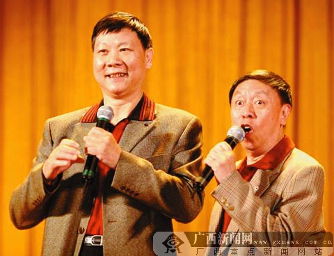 黄俊英(右)和搭档何宝文