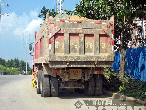 南宁泥头车加盖"满月" 三大原因致过往路段扬尘多