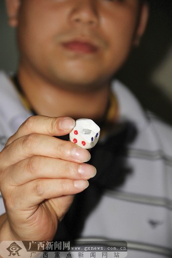 小小骰子内暗藏玄机 参赌人员看到演示后呼"上当"