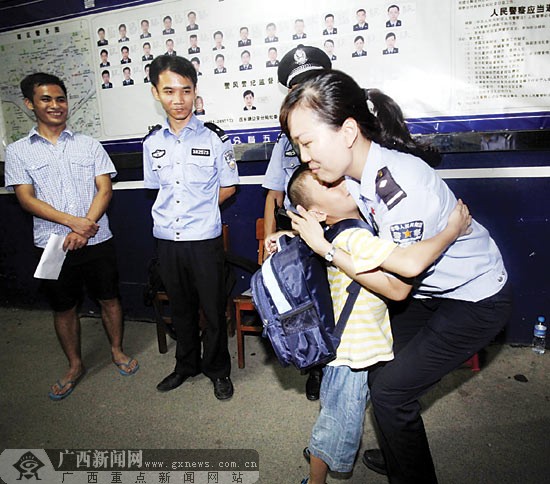 6岁男童被寄养在女警家续:历经曲折久别母子团聚