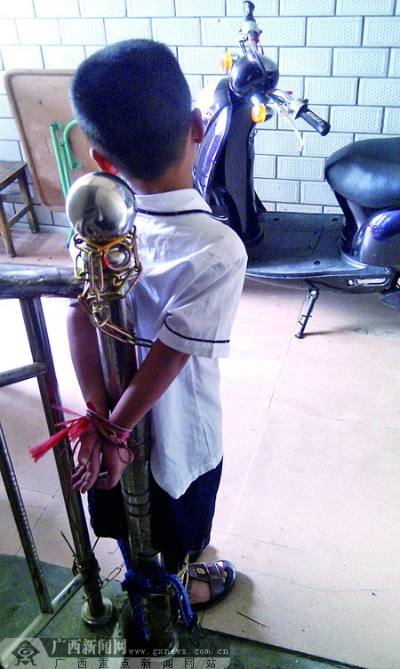 小孩贪玩厌学被父亲反绑楼梯口 民警批评教育家长