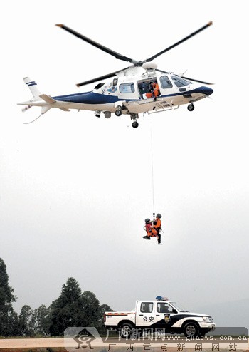 南宁警务直升飞机首飞一年后:目击直升机空中救援
