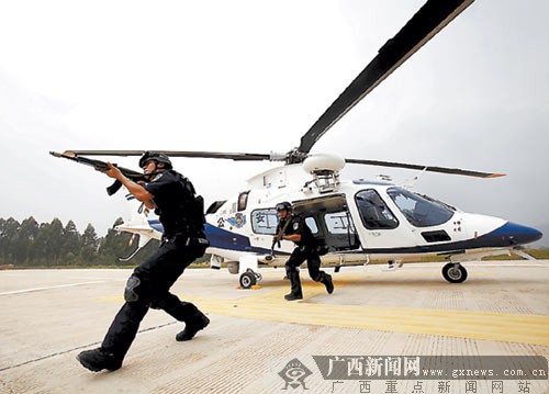 "两会一节"安保警用直升机演练 "警鹰"揭神秘面纱