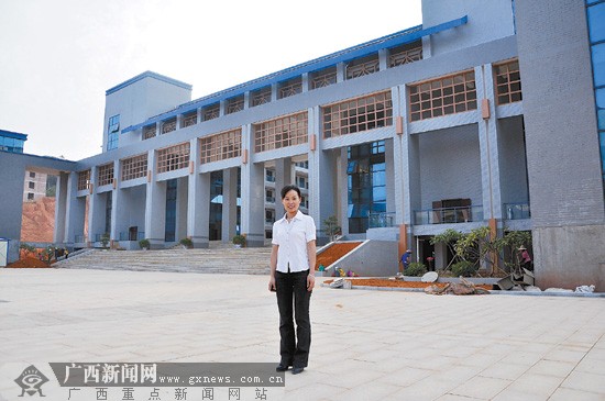 11月4日,杨小凤在邕江大学新校区内留影.