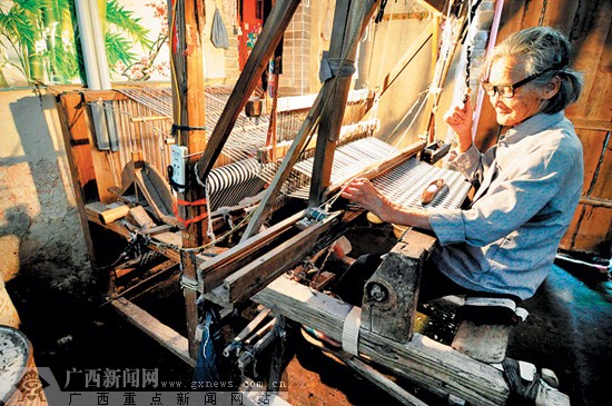 玉林:土布工艺正走向没落 织机声渐消恐无后继人