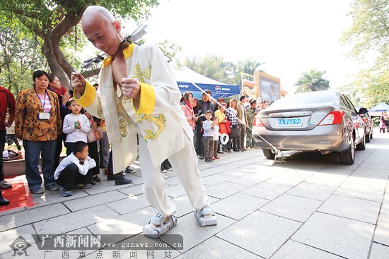 中国倒立王亚洲蛇王为首届卡通动漫大赛助兴(图)