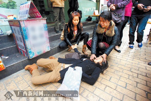 女子昏倒街头市民合力救 "能帮就帮"并非光说不练