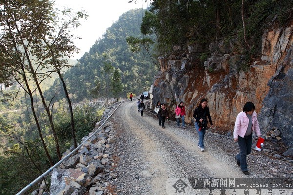 翻山越岭深山行 红豆车友隆安献爱心