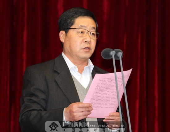 自治区环保厅厅长梁斌在会上发言