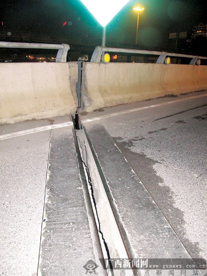 讯 (记者 苑长军)近段时间,南宁市青竹立交桥一桥面对接处裂开一条缝
