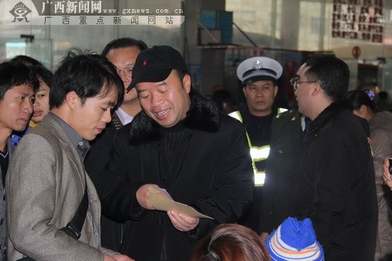 县委书记陈继勇(中)到县汽车总站亲切慰问返程农民工.