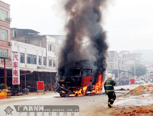 岑溪发生交通事故两人死亡 货车司机撞人逃逸(图)