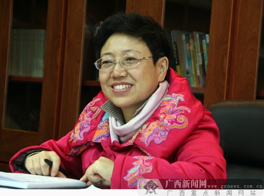 崇左市大新县委常委,宣传部长,副县长师小玲在座谈会上仔细听取"兄弟