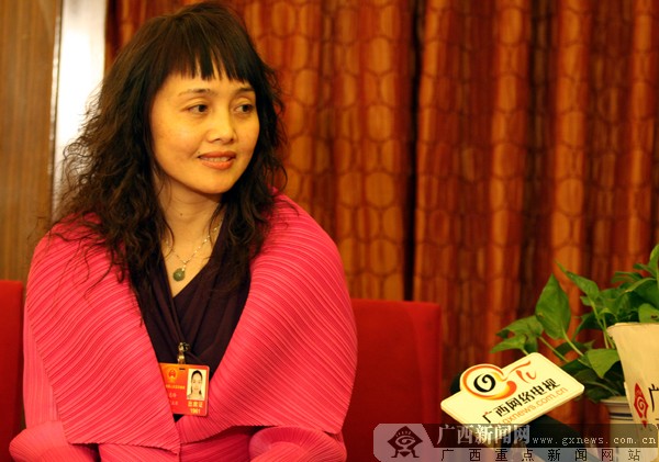 全国人大代表,桂林市工人文化宫教师向惠玲.广西新闻网记者 伍永志摄