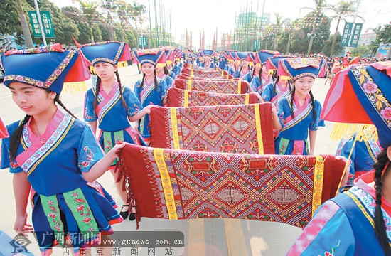 武鸣三月三游客乐翻天 10多万名游客慕名来过周末 (4)