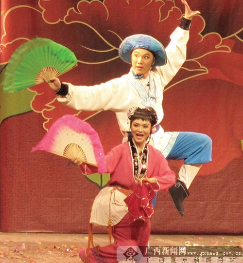 青年演员演绎经典彩调剧《王三打鸟》.记者 甘宁摄