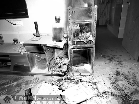 饮水机被烧得面目全非.